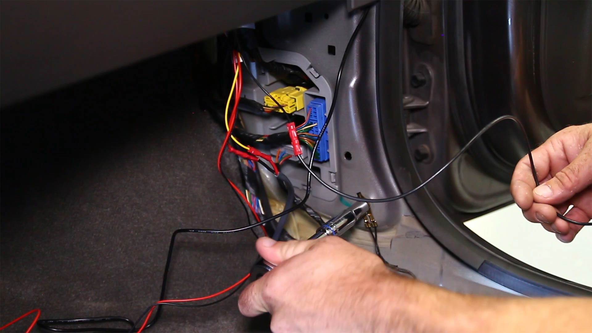 How to Ground a Wire in a Car