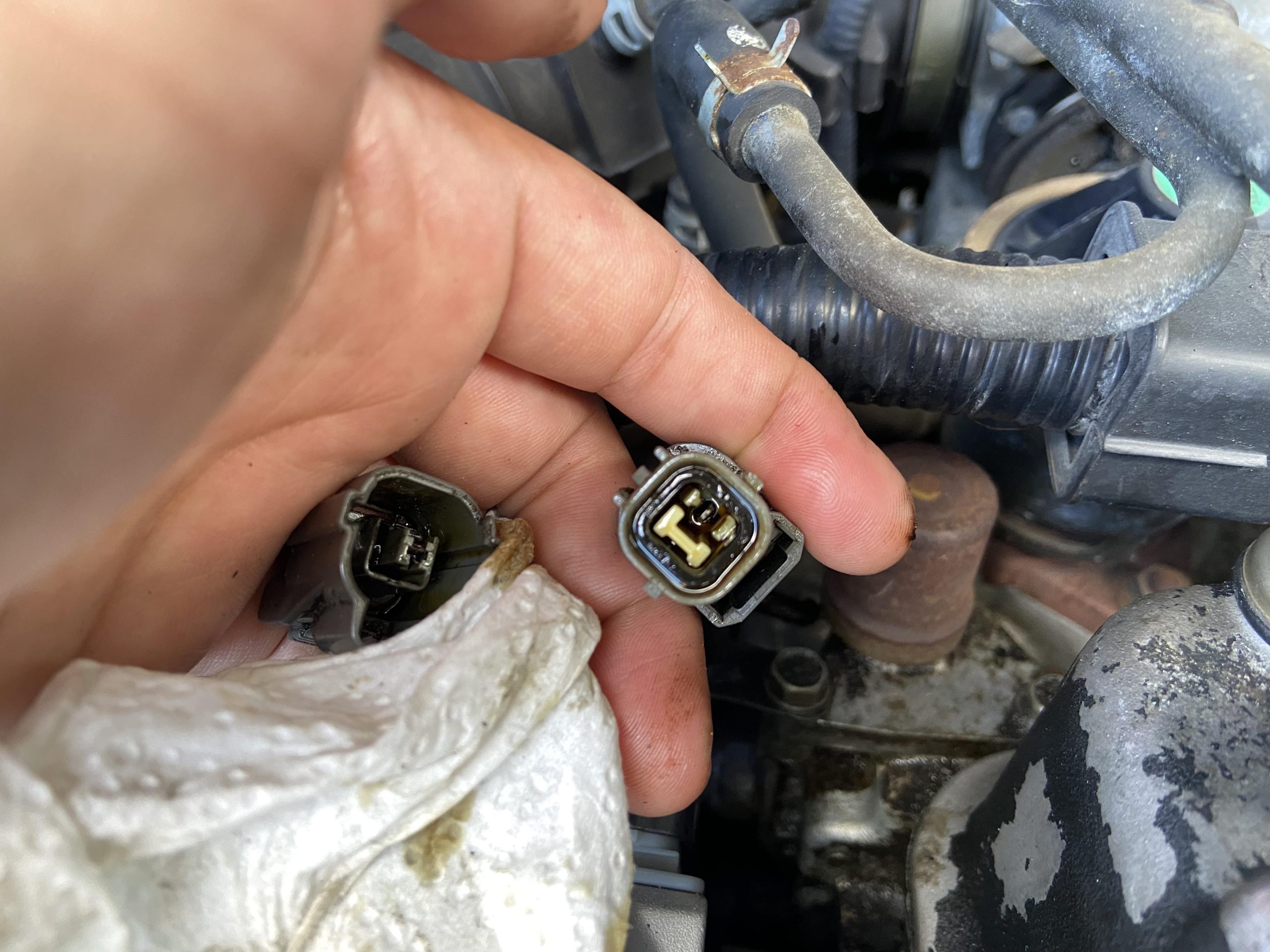 How to Clean Electrical Connectors on a Car